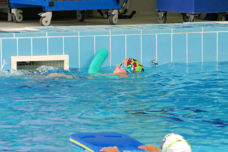 cadre cours petits nageurs piscine Sauzet