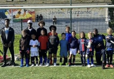 Trois jeunes du foyer Marie-Foilaine Desolneux animateurs dans un stage de football