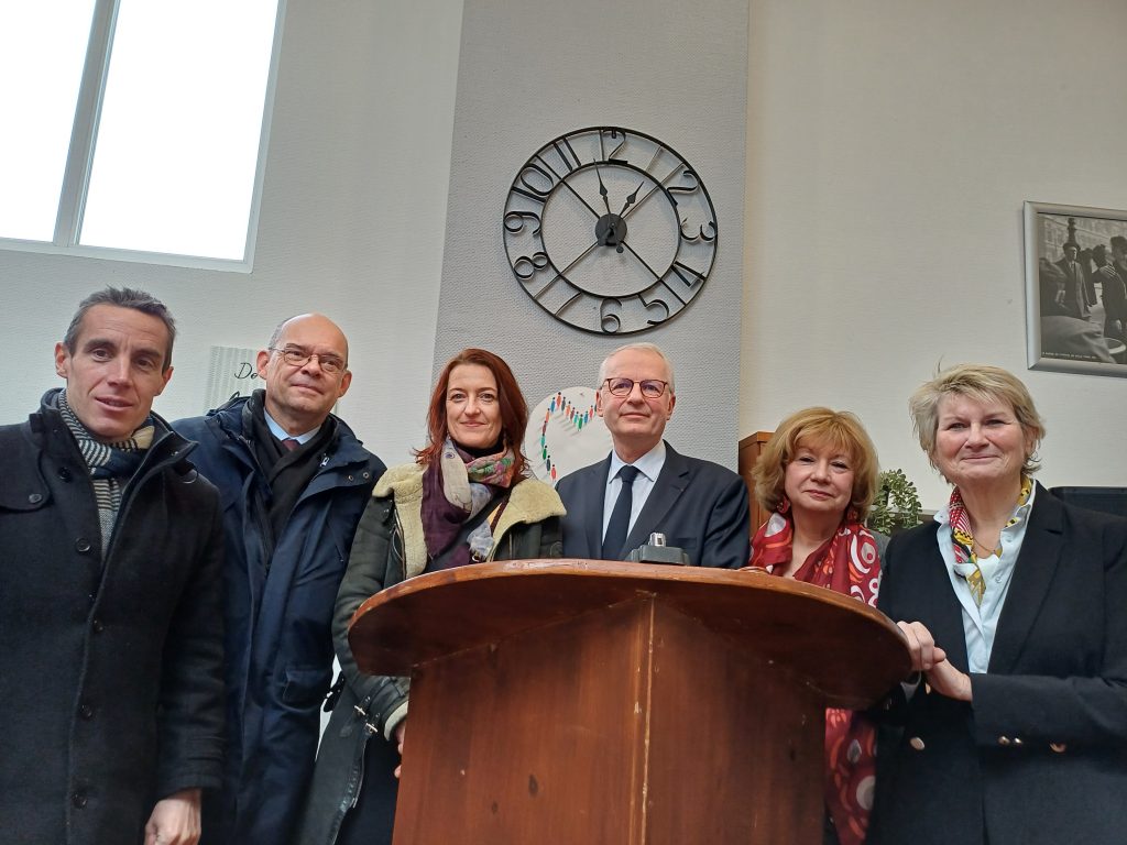 De gauche à droite : M Pierre-Yves Martin (Maire de Livry ), M. Xavier Lemoine (Maire de Montfermeil), Mme Muriel Eglin (Présidente du tribunal des enfants de Bobigny), M Rémy Heitz (Procureur général de la Cour de cassation), Mme Madeleine Mathieu (Présidente de Concorde), Mme Florence Mazerat (Directrice générale)-Photo :JC