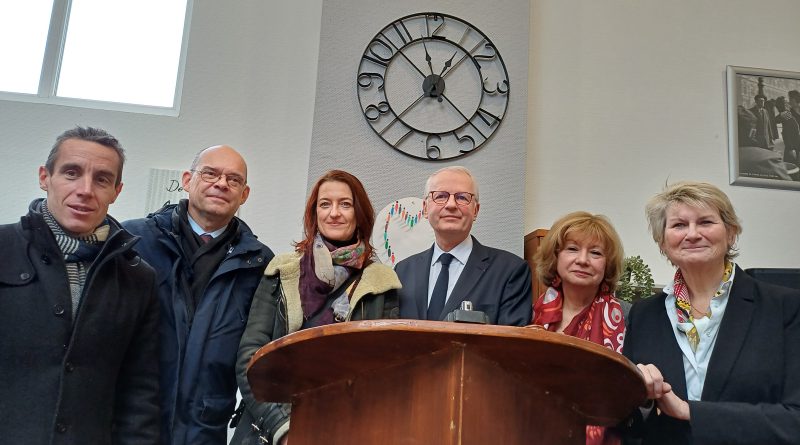 De gauche à droite : M Pierre-Yves Martin (Maire de Livry ), M. Xavier Lemoine (Maire de Montfermeil), Mme Muriel Eglin (Présidente du tribunal des enfants de Bobigny), M Rémy Heitz (Procureur général de la Cour de cassation), Mme Madeleine Mathieu (Présidente de Concorde), Mme Florence Mazerat (Directrice générale)-Photo :JC
